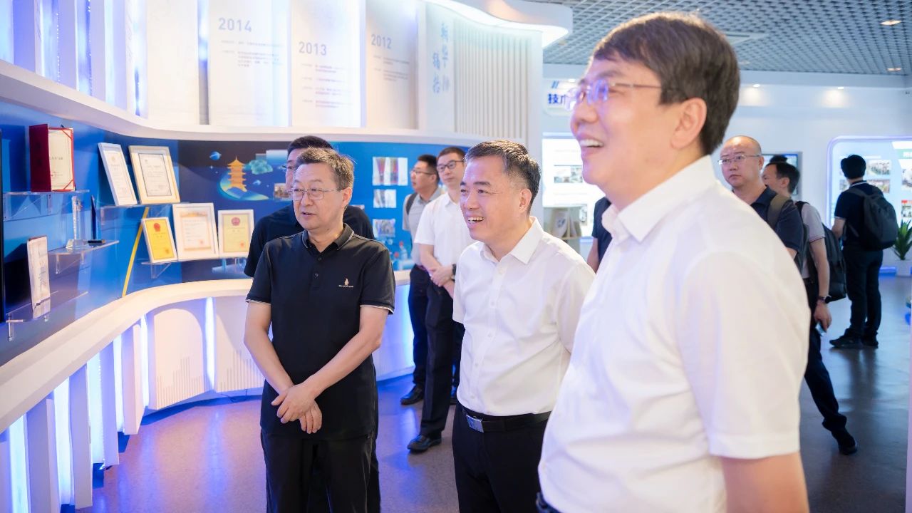 �A�S��W(xu��)�hί��(sh��)ӛ�����i���ϰ���ί��(sh��)ӛ����ɭһ�Ё�(l��i)��˾�����{��